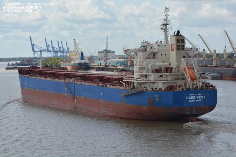 Un bulk-carrier a scufundat o barjă și a lovit alte două nave - unbulkcarriersuspectat-1465910471.jpg