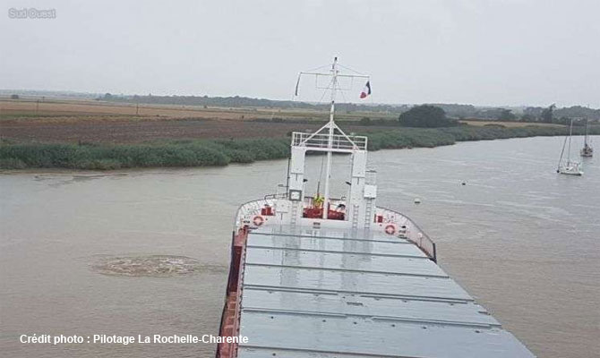 Un cargou olandez a eșuat în Franța - uncargouolandezaesuatinfranta-1564316205.jpg