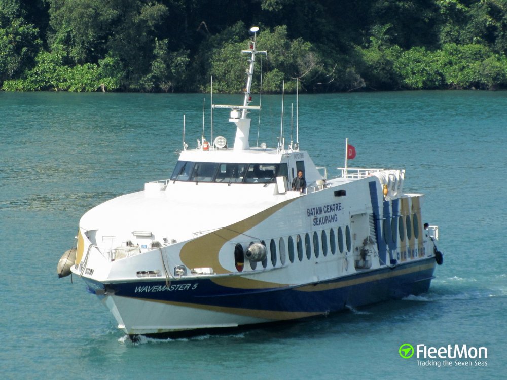 Un ferry-boat a eșuat în Indonezia - unferryboataesuatinindonezia-1551882307.jpg