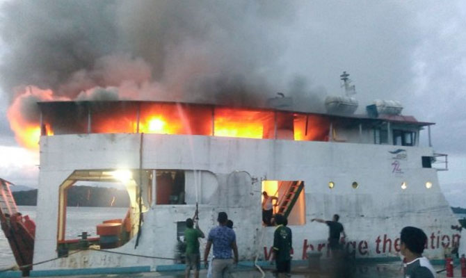 Un ferry-boat a luat foc; pasagerii au fost debarcați - unferryboataluatfoc-1528022062.jpg