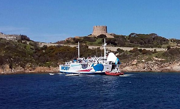 Un ferry-boat cu 84 de oameni la bord a eșuat pe stânci - unferryboatcu84deoamenilabord-1460470994.jpg