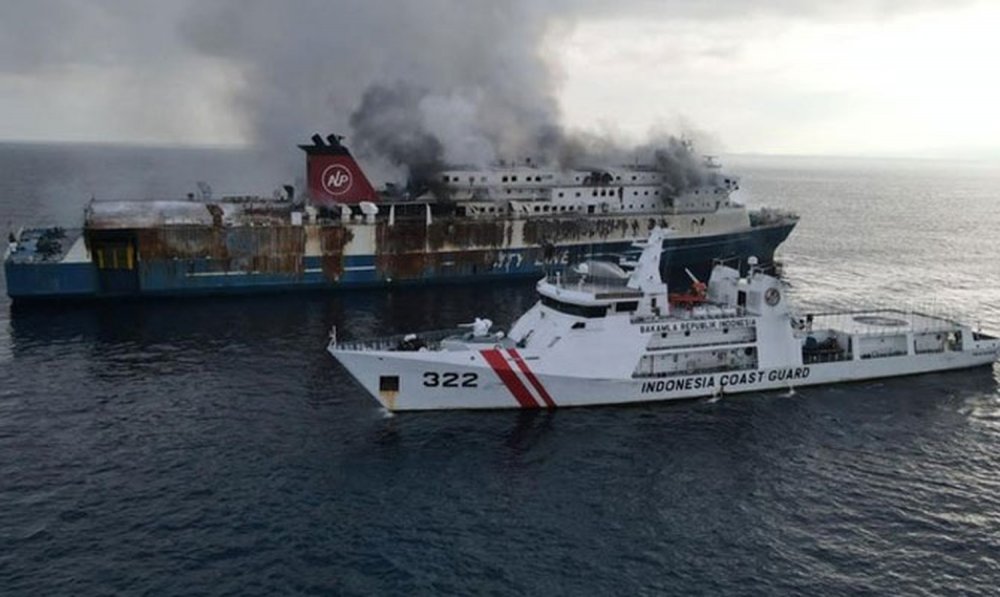 Un ferry-boat în flăcări s-a scufundat. Pasagerii și echipajul au fost salvați - unferryboatinflacari-1669041856.jpg