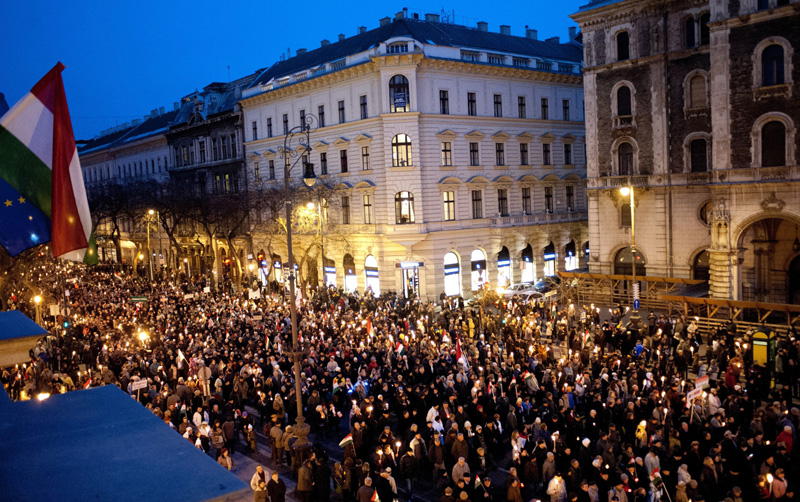 Ungaria: 100.000 de oameni au ieșit în stradă - ungariaproteste-1327239848.jpg