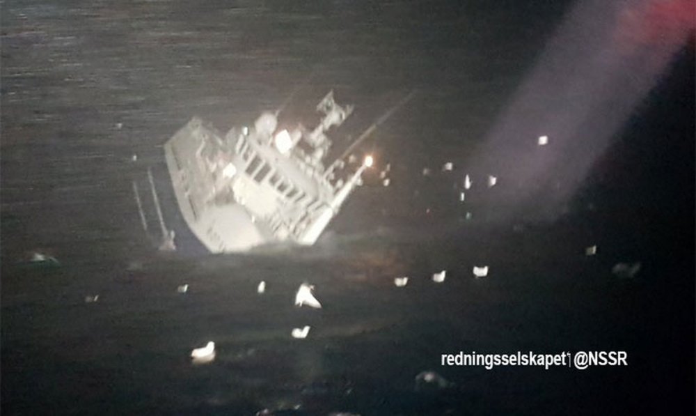 Un pescador norvegian s-a scufundat. Echipajul a fost salvat - unpescadornorvegiansascufundat-1577956514.jpg