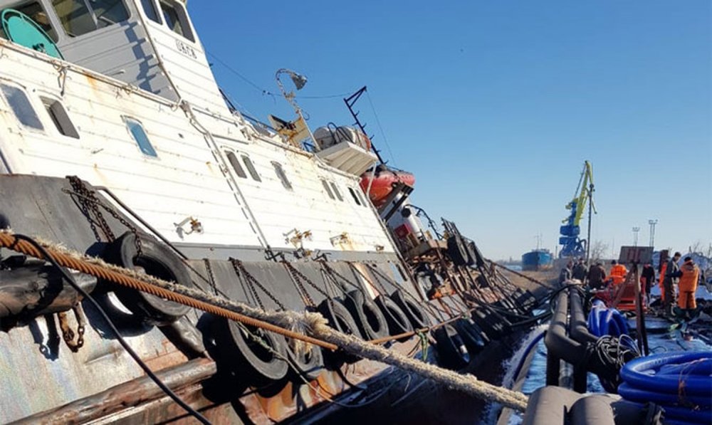 Un remorcher s-a răsturnat în portul rusesc Temryuk - unremorchersarasturnat-1547995222.jpg