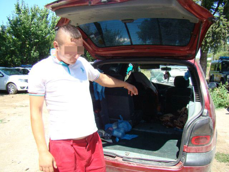 A încercat să treacă frontiera, în portbagajul unei mașini - untanar-1471450523.jpg