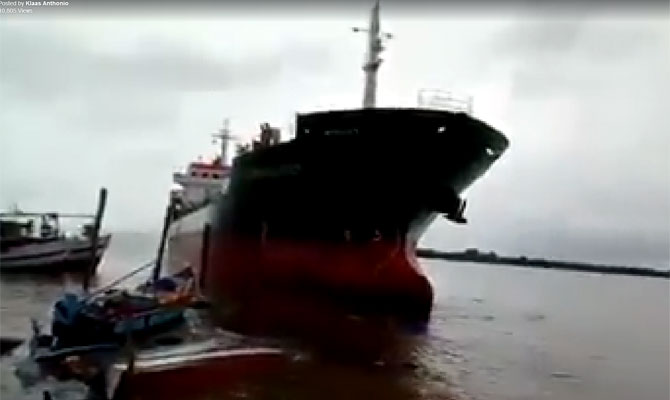 Un tanc de produse petroliere a distrus 13 bărci de pescuit - untancdeprodusepetroliereadistru-1542880064.jpg