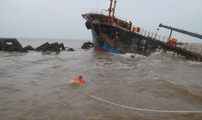 Un tanc petrolier a lovit digul în estuarul Yangtze - untancpetrolieralovitdigulestuar-1512578215.jpg
