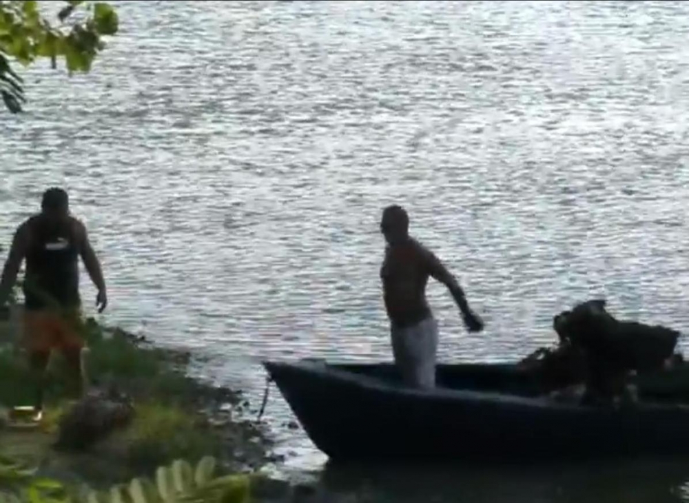 Prinși de jandarmi furând fier de pe o barjă aflată pe Dunăre | VIDEO - untitled-1344419060.jpg