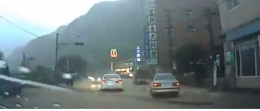 VIDEO. Un ȘOFER a scăpat ca prin minune după ce o STÂNCĂ URIAȘĂ s-a prăbușit pe șosea - untitled-1378047770.jpg
