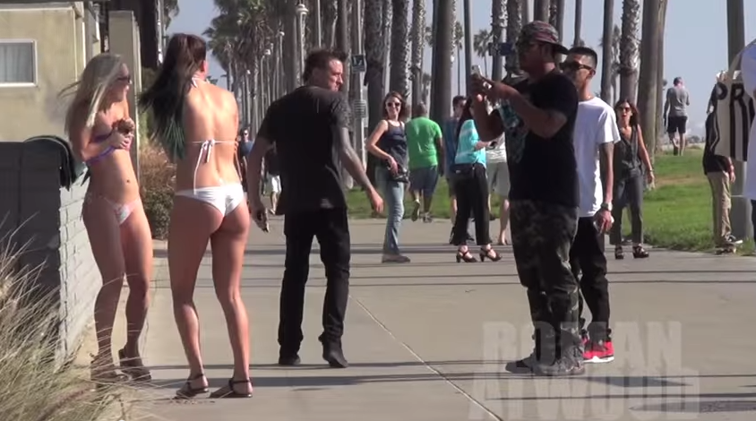 VIDEO! Cum reușește să dezbrace toate fetele care merg pe stradă! - untitled-1415800967.jpg