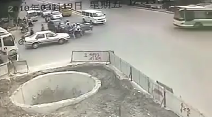 VIDEOCLIPUL ZILEI! Cel mai prost șofer de când lumea - untitled-1417082901.jpg
