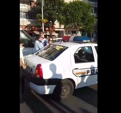 VIDEO. Scandal în plină stradă! Polițiști înjurați de două minore - untitled-1431606561.jpg
