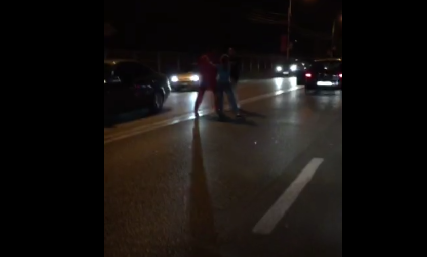 VIDEO! Bătaie în trafic, la Constanța! Doi șoferi și-au dat pumni și picioare, chiar în mijlocul străzii - untitled-1441715248.jpg
