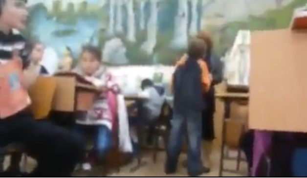 VIDEO. Caz revoltător! Un elev este bătut crunt în fața clasei, chiar de profesoara lui - untitled-1445764249.jpg