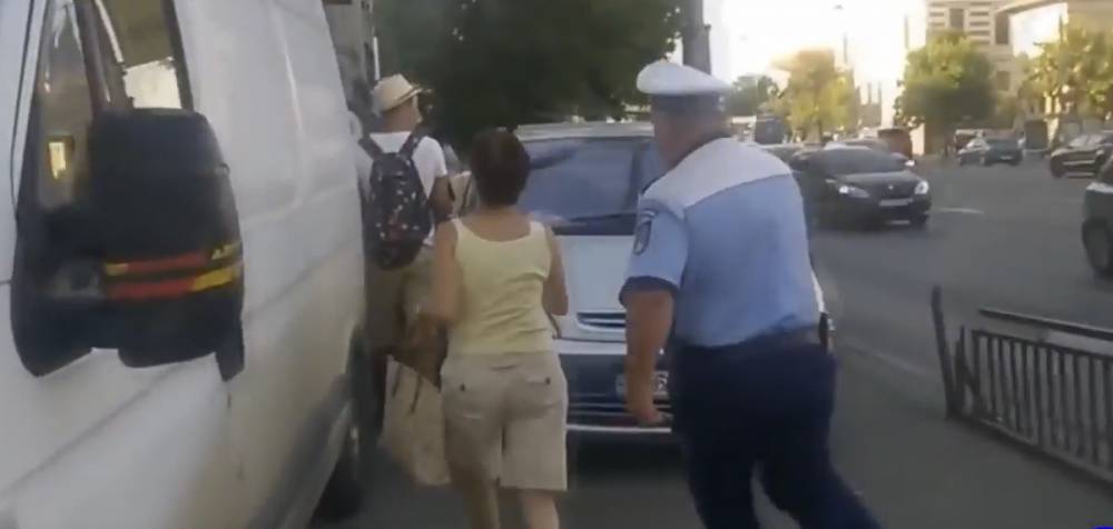 VIDEO. S-a lăsat cu istericale...DIN NOU! Polițiști înjurați ca la ușa cortului, după ce au încătușat o femeie care nu a vrut să se legitimeze - untitled-1471432780.jpg