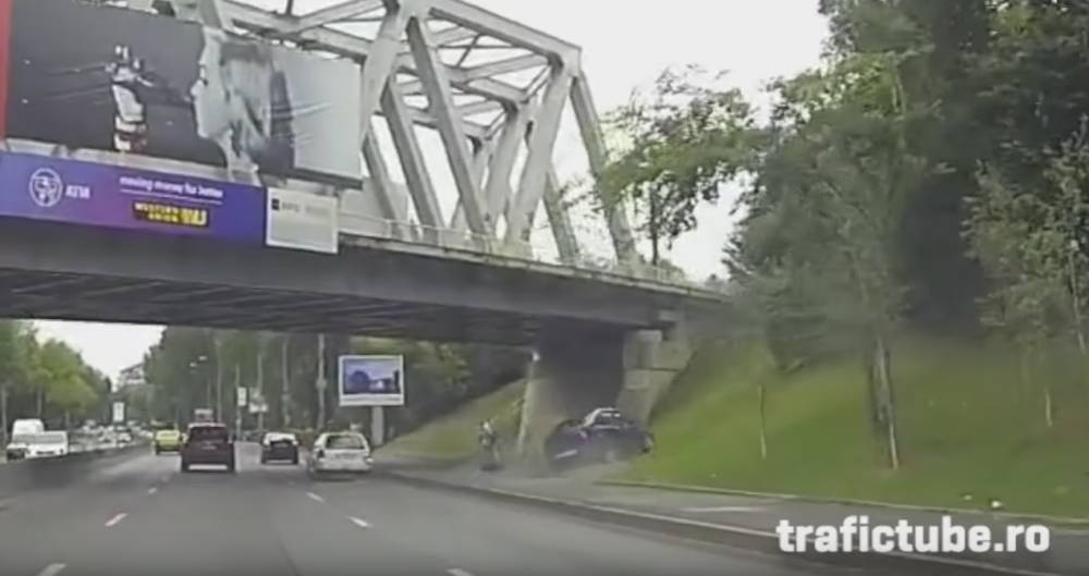 VIDEO. Răzbunare în trafic. LOGAN IZBIT DE UN TOUAREG. Ce s-a întâmplat cu șoferul vinovat - untitled-1471780296.jpg