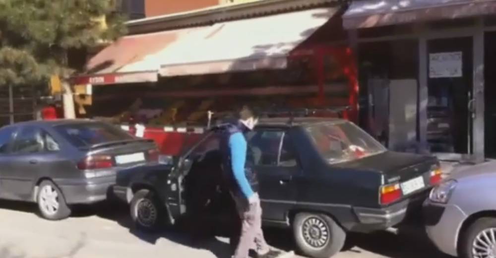 VIDEO. Cum scoți o mașină din parcare dacă ai rămas blocat între alte două autoturisme - untitled-1472454667.jpg
