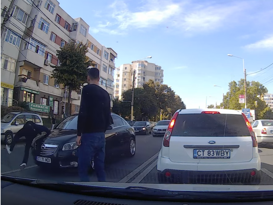 VIDEO. Pieton grăbit să prindă autobuzul, luat pe sus de o mașină în Tomis 3 - untitled-1475238419.jpg