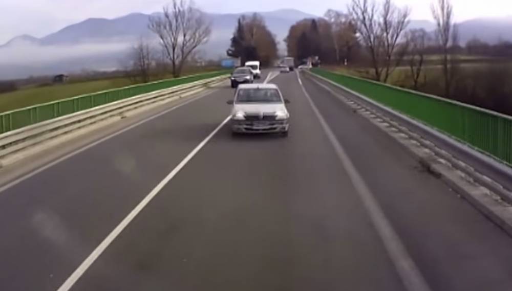 VIDEO / IMPACT DEVASTATOR! Momentul în care șoferul unei Dacii Logan se izbește direct într-un TIR - untitled-1479728567.jpg