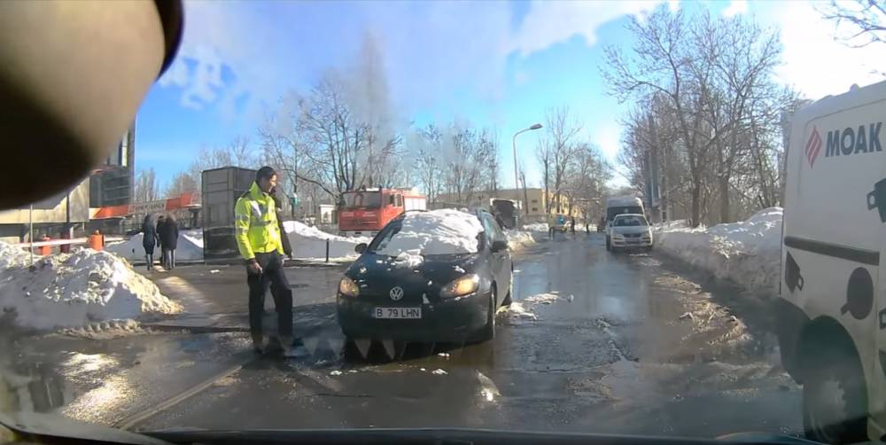 VIDEO. Lecția dată de un POLIȚIST unui ȘOFER care nu și-a curățat mormanul de zăpadă de pe mașină - untitled-1484659957.jpg