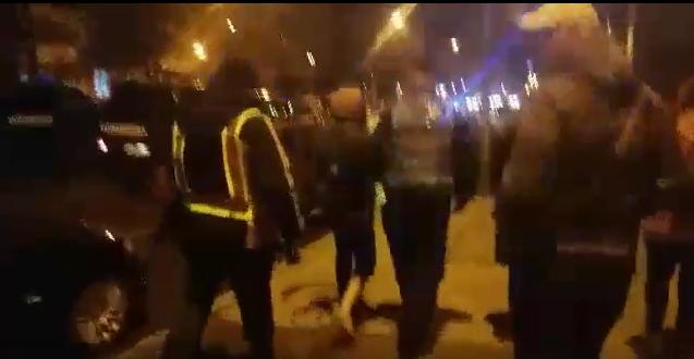 Video. Minor beat scos din mulțimea de protestatari, la Constanța. A fugit de jandarmii care voiau să-l legitimeze - untitled-1486322358.jpg