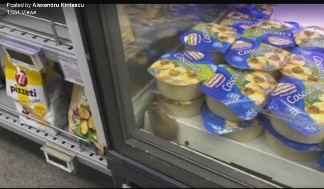 VIDEO. Șoarece filmat în frigiderul cu lactate al unui supermarket. Ronțăia de zor o roată de cașcaval! - untitled-1486710254.jpg