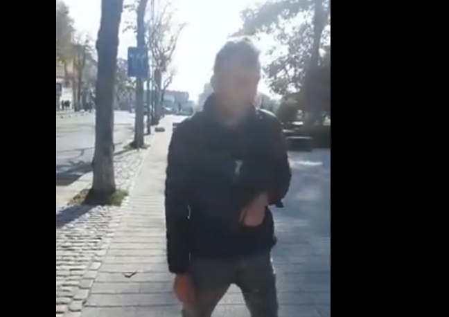 VIDEO / Un tânăr din Constanța, drogat pe stradă! Abia se ține pe picioare, cu jointul în mână, chiar în fața Prefecturii - untitled-1509011801.jpg