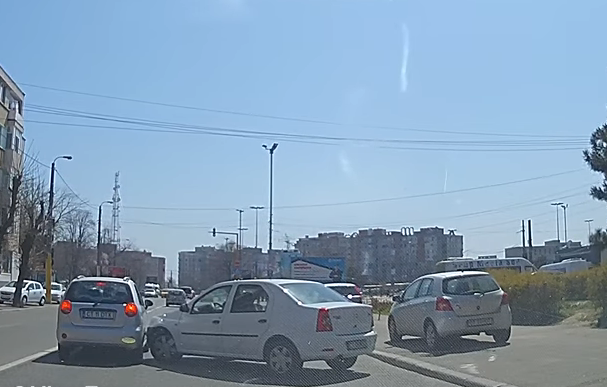 VIDEO! Accident la Constanța, după ce o șoferiță a vrut să întoarcă direct de pe trotuar, peste linia continuă - untitled-1523873793.jpg