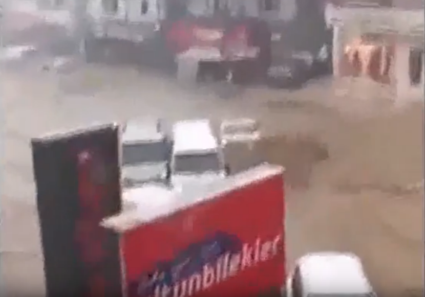 IMAGINI APOCALIPTICE! Mașini distruse și inundații, după o furtună devastatoare - untitled-1525603927.jpg