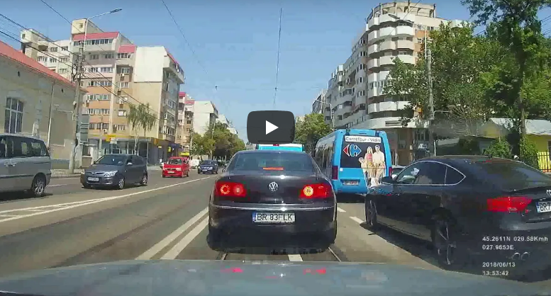 VIDEO / Șofer filmat coborând din mașină la o trecere de pietoni ca să ajute o persoană cu handicap - untitled-1528971853.jpg