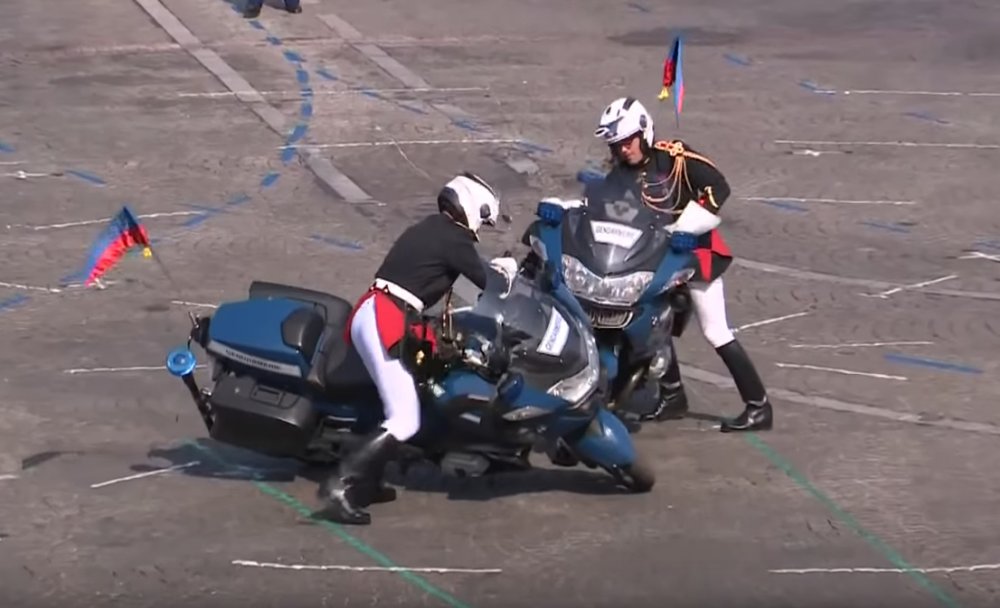VIDEO. Doi motocicliști s-au lovit în timpul paradei de Ziua Franței, chiar în fața președintelui Macron - untitled-1531656186.jpg