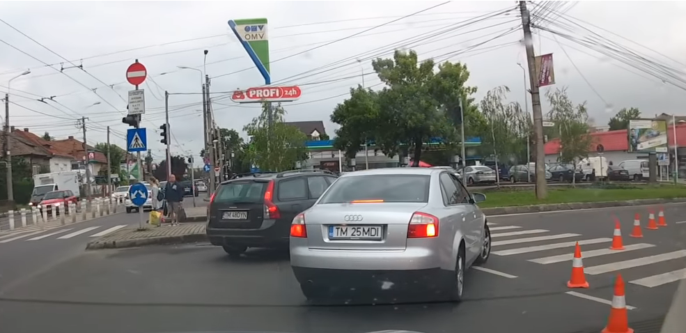 Biciclist urmărit cu mașina pe trotuar, de un șofer nervos. De la ce a pornit totul, scena a fost filmată VIDEO - untitled-1532500849.jpg