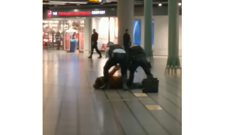 VIDEO. Un român a fost arestat, după ce a amenințat cu un cuțit pasagerii din aeroportul din Amsterdam - untitled-1544791228.jpg