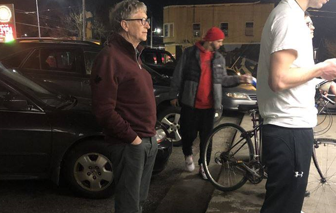 Bill Gates, fotografiat așteptând la coadă să își cumpere burgeri - untitled-1547810005.jpg