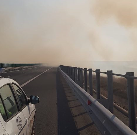 Atenție, șoferi! Vizibilitate scăzută pe A2, din cauza unui incendiu la miriște - untitled-1551778046.jpg