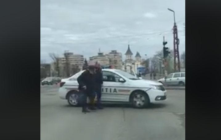 VIDEO. Un polițist a oprit traficul într-o intersecție aglomerată pentru a ajuta un bătrân să traverseze - untitled-1552821570.jpg