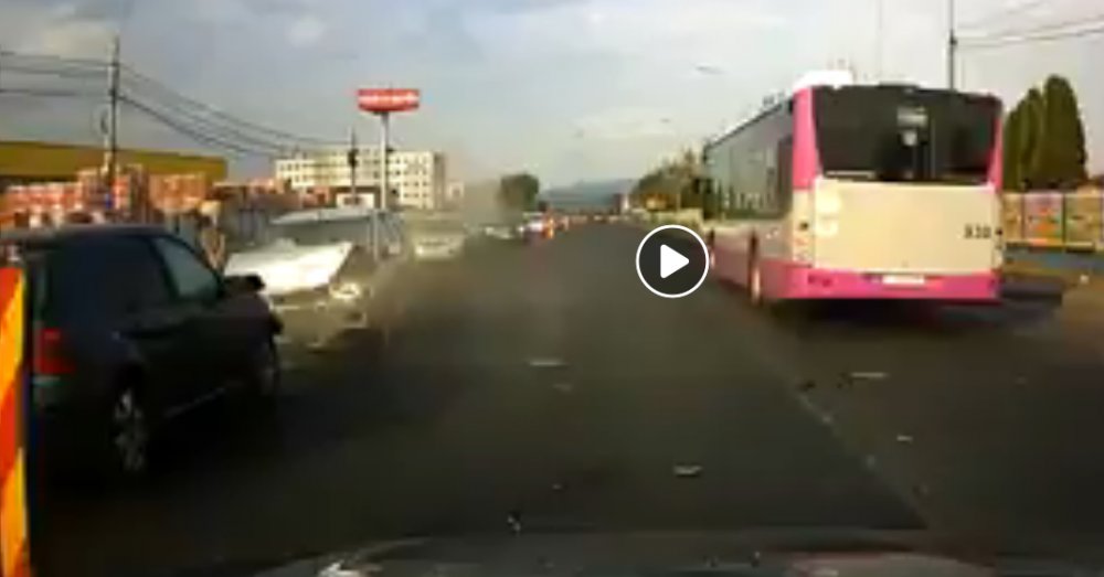 VIDEO ȘOCANT! O șoferiță începătoare, speriată de un autobuz, intră pe contrasens și spulberă frontal o altă mașină - untitled-1568027594.jpg