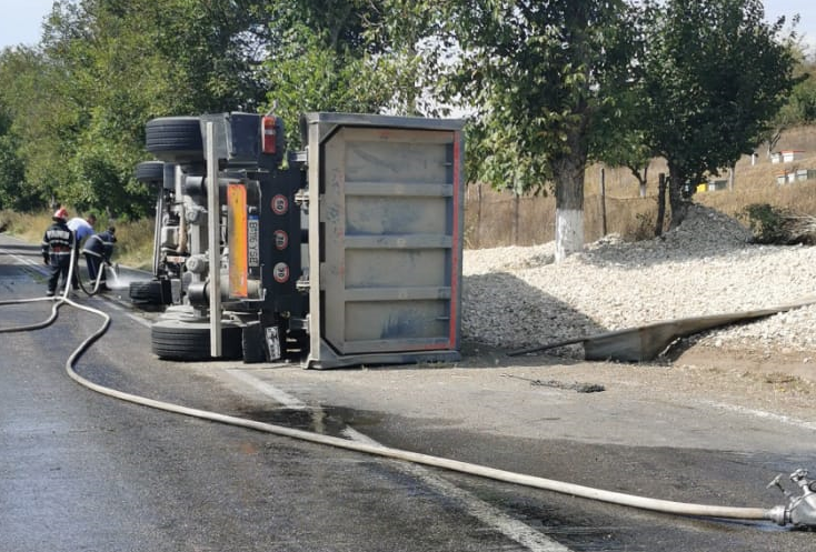 TIR RĂSTURNAT pe DN3, în județul Constanța. Traficul este blocat! - untitled-1568717984.jpg