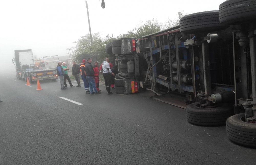 Accident rutier la Constanța. Un TIR s-a răsturnat, din cauza vitezei - untitled-1572334650.jpg