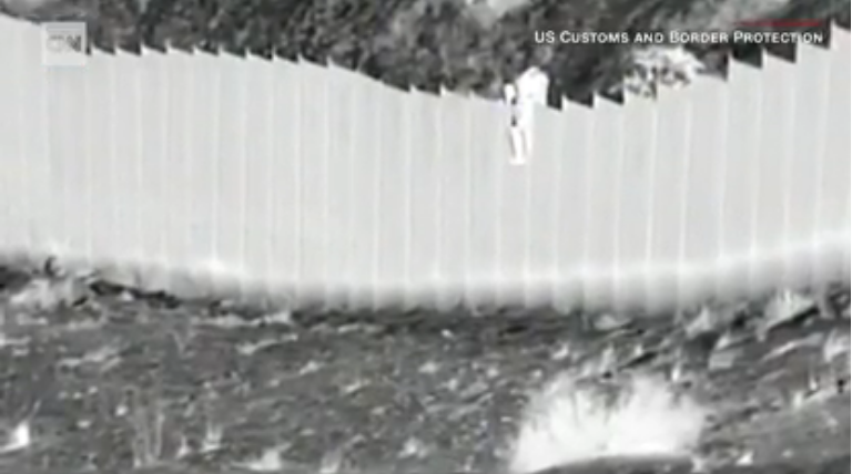 CNN: Imagini surprinzătoare la granița dintre Mexic și SUA. Doi copii, aruncaţi peste gard - untitled-1617350642.jpg
