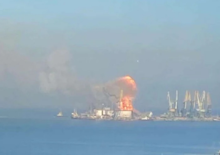 Navă rusească, aflată în portul Berdiansk, distrusă de forțele armate ucrainene - untitled-1648126102.jpg