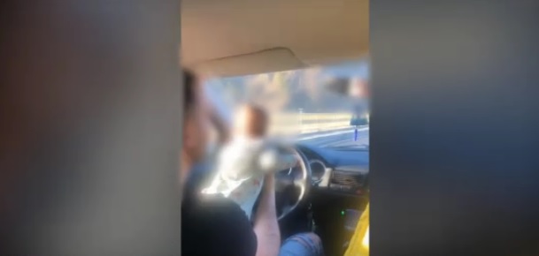 Bărbat filmat în timp ce conducea maşina cu bebeluşul pe volan! Polițiștii au sesizat Protecţia Copilului - untitled-1652249618.jpg