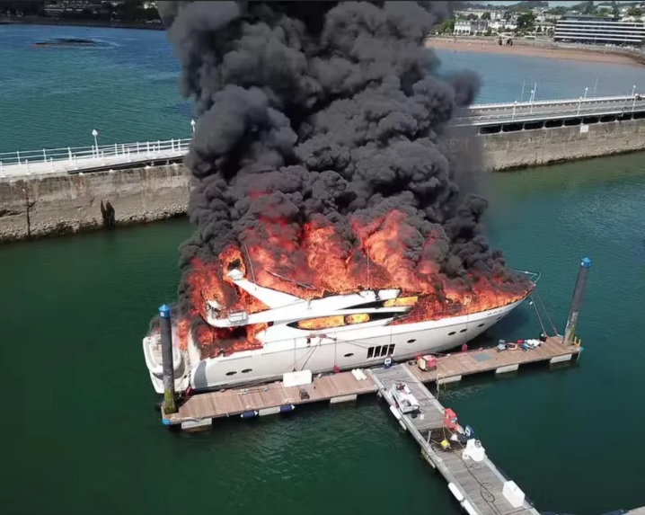 Incendiu puternic în port! Un vas de şase milioane de lire s-a făcut scrum - untitled-1653903459.jpg