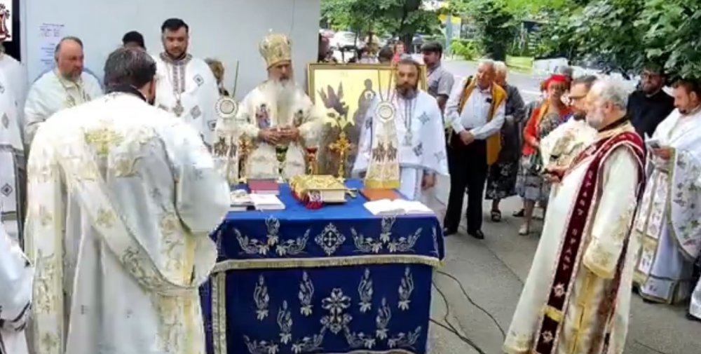 VIDEO. Zeci de credincioși şi preoţi, prezenţi la Liturghia susținută de ÎPS Teodosie, la biserica ce urmează să fie demolată - untitled-1654843973.jpg