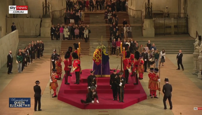 VIDEO. Momente de spaimă la catafalcul reginei Elisabeta: Un soldat a leșinat și a căzut de pe platformă - untitled-1663226535.jpg