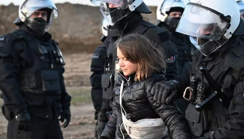 Activista Greta Thunberg, reţinută de poliţie! 