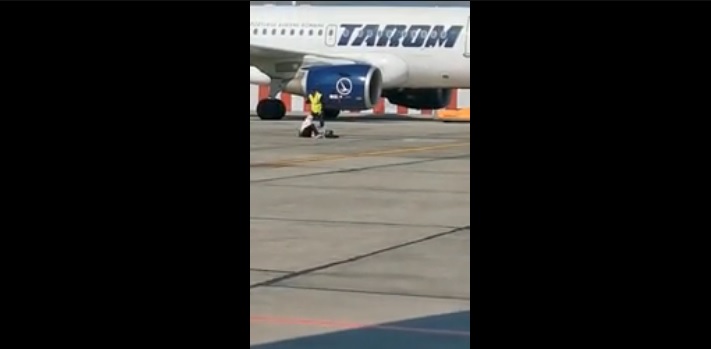 Scene șocante pe Aeroportul Otopeni! O femeie cu un copil mic în braţe a încercat să prindă avionul din mers - untitled-1678105551.jpg