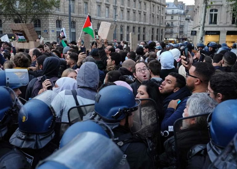 Mii de persoane s-au adunat la Paris pentru o manifestaţie pro-palestiniană, după ce a fost suspendată interdicţia de organizare a adunărilor publice - untitled-1697785515.png