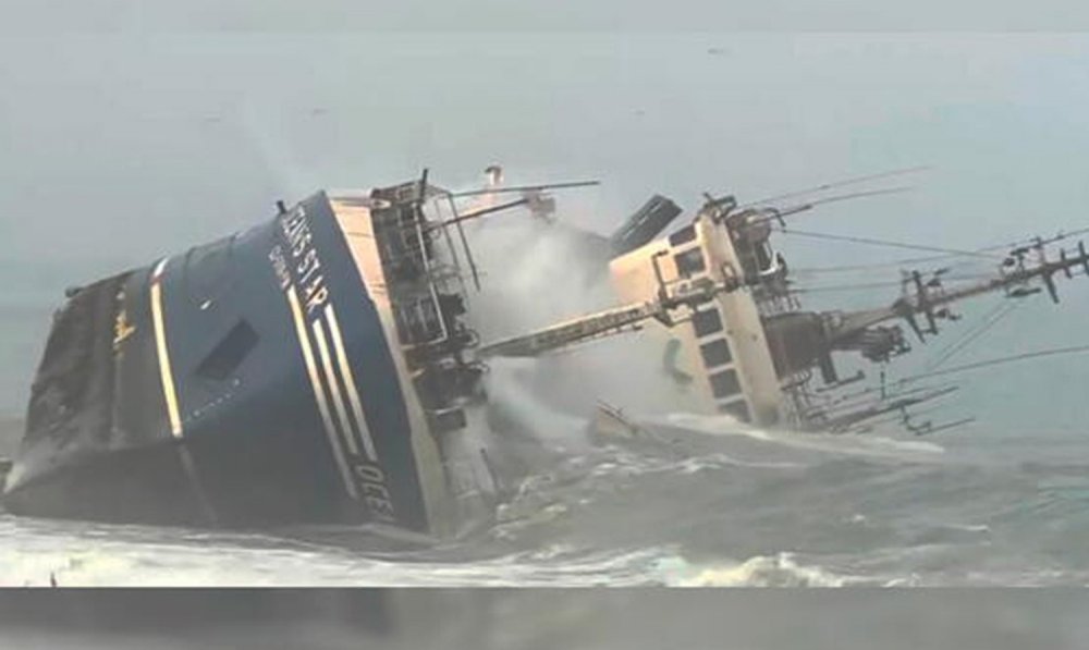 Un vas de pescuit a fost aruncat de furtună pe o plajă - unvasdepescuitafostaruncat-1655632576.jpg
